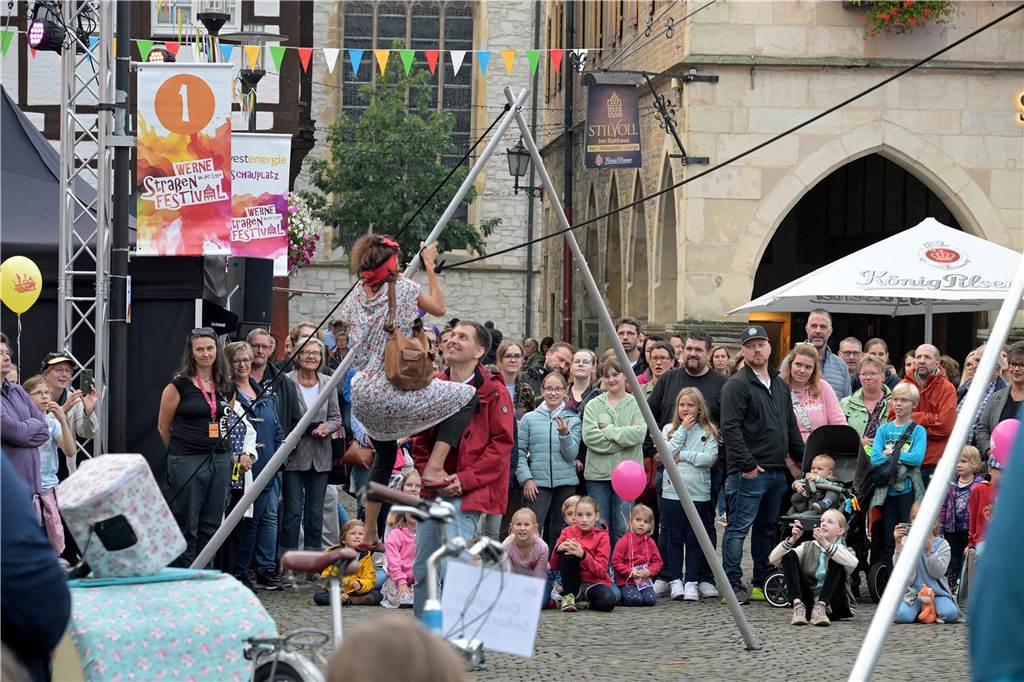 Straßenfestival 2023: Besucher strömen am trockenen Freitagabend in die Innenstadt Eindrücke vom ersten Abend des Straßenfestivals Werne 2023.