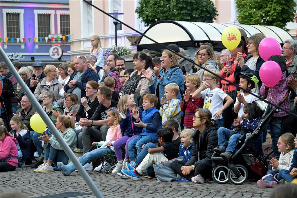Straßenfestival 2023: Besucher strömen am trockenen Freitagabend in die Innenstadt Eindrücke vom ersten Abend des Straßenfestivals Werne 2023.