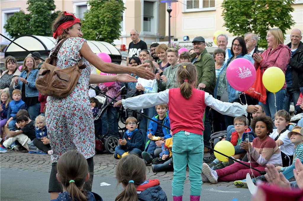Straßenfestival 2023: Besucher strömen am trockenen Freitagabend in die Innenstadt Eindrücke vom ersten Abend des Straßenfestivals Werne 2023.