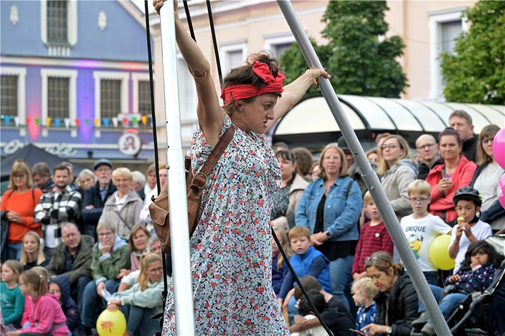 Straßenfestival 2023: Besucher strömen am trockenen Freitagabend in die Innenstadt Eindrücke vom ersten Abend des Straßenfestivals Werne 2023.