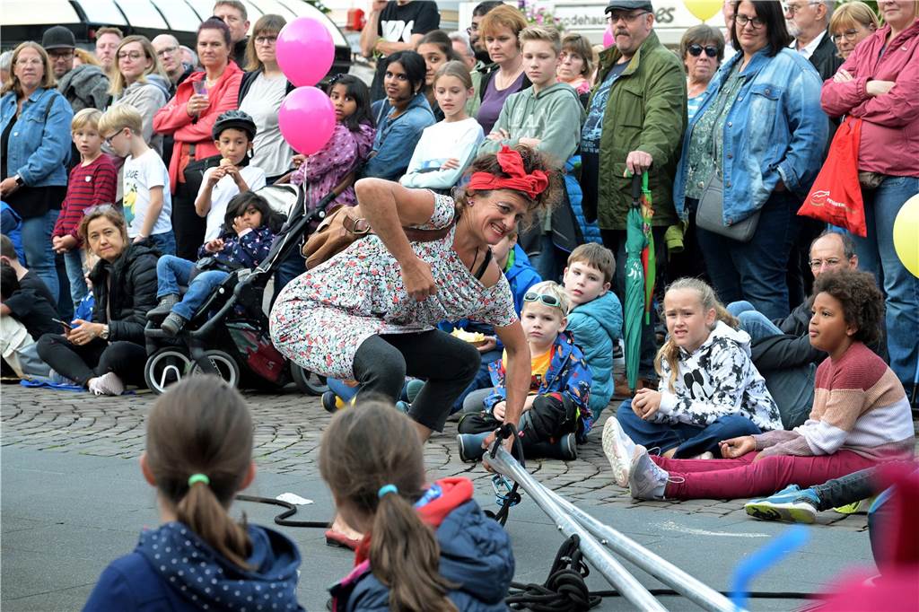 Straßenfestival 2023: Besucher strömen am trockenen Freitagabend in die Innenstadt Eindrücke vom ersten Abend des Straßenfestivals Werne 2023.