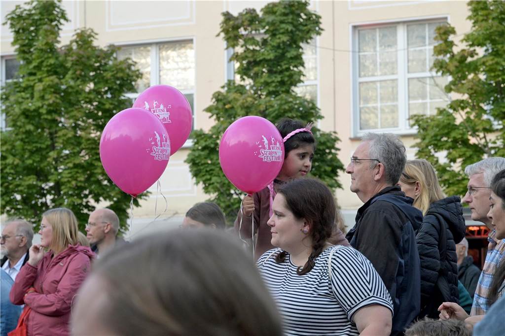 Straßenfestival 2023: Besucher strömen am trockenen Freitagabend in die Innenstadt Eindrücke vom ersten Abend des Straßenfestivals Werne 2023.