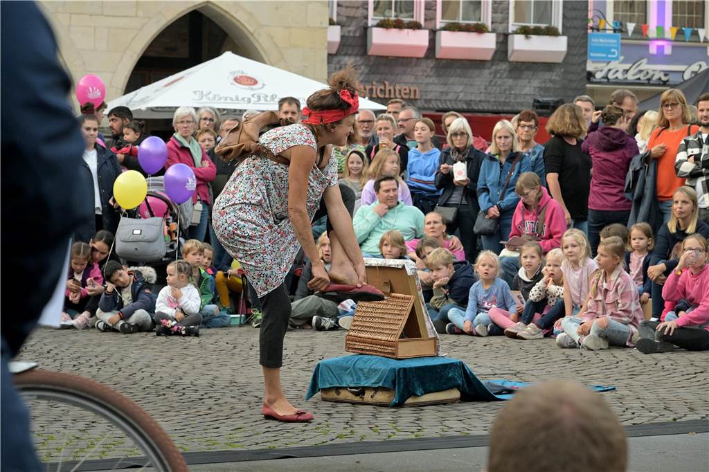 Straßenfestival 2023: Besucher strömen am trockenen Freitagabend in die Innenstadt Eindrücke vom ersten Abend des Straßenfestivals Werne 2023.