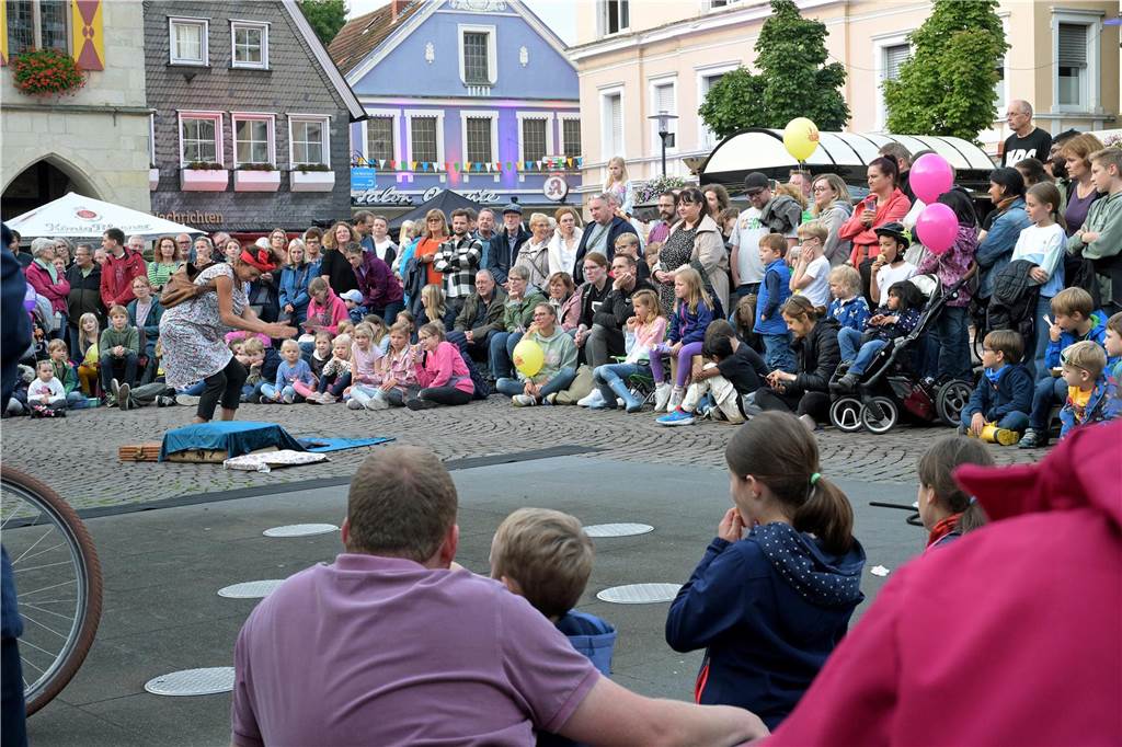 Straßenfestival 2023: Besucher strömen am trockenen Freitagabend in die Innenstadt Eindrücke vom ersten Abend des Straßenfestivals Werne 2023.