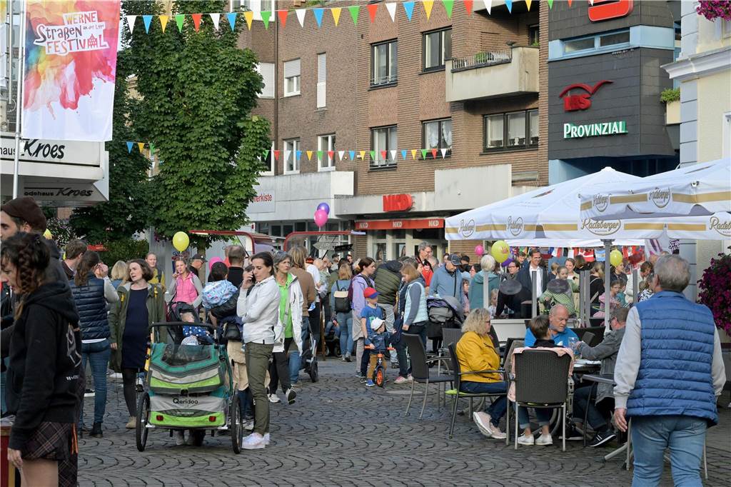 Straßenfestival 2023: Besucher strömen am trockenen Freitagabend in die Innenstadt Eindrücke vom ersten Abend des Straßenfestivals Werne 2023.