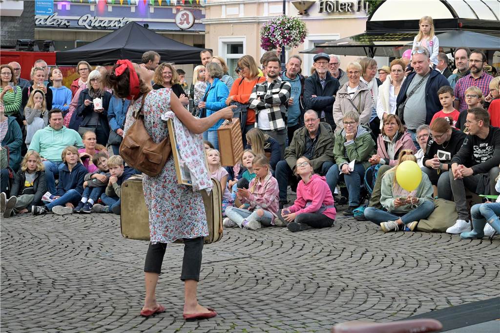 Straßenfestival 2023: Besucher strömen am trockenen Freitagabend in die Innenstadt Eindrücke vom ersten Abend des Straßenfestivals Werne 2023.