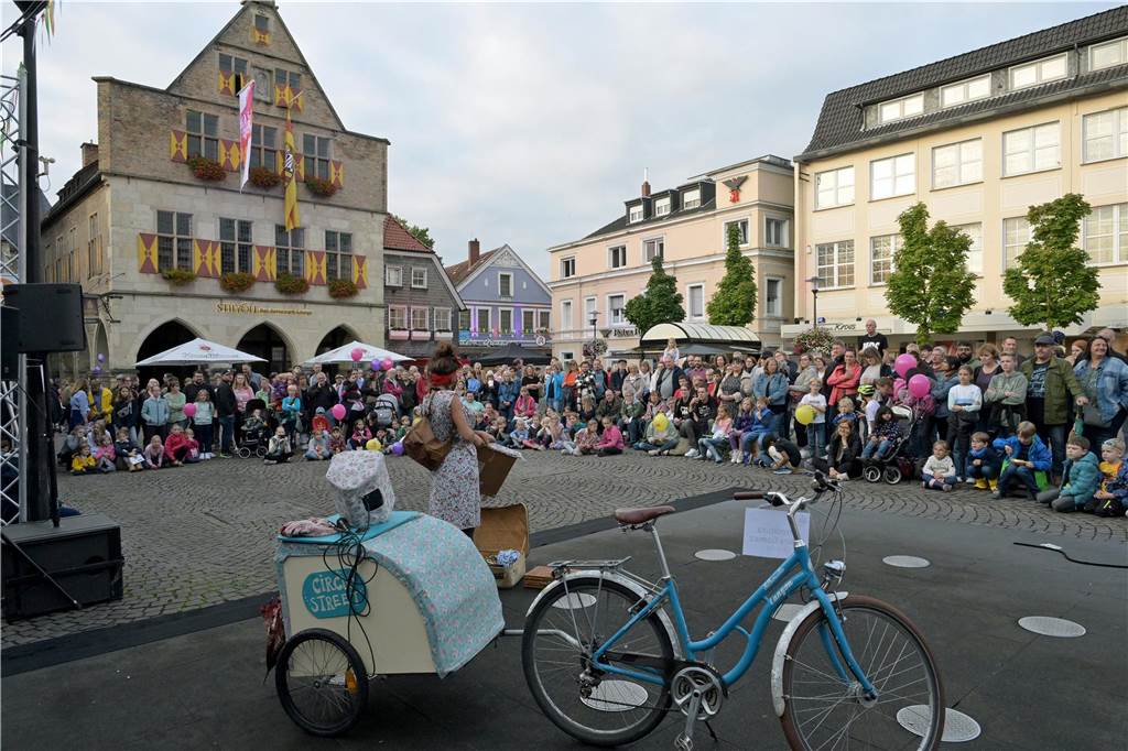 Straßenfestival 2023: Besucher strömen am trockenen Freitagabend in die Innenstadt Eindrücke vom ersten Abend des Straßenfestivals Werne 2023.