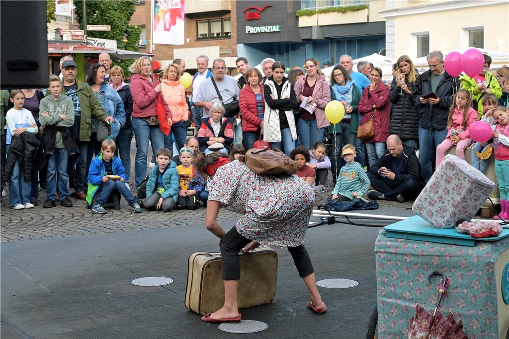 Straßenfestival 2023: Besucher strömen am trockenen Freitagabend in die Innenstadt Eindrücke vom ersten Abend des Straßenfestivals Werne 2023.