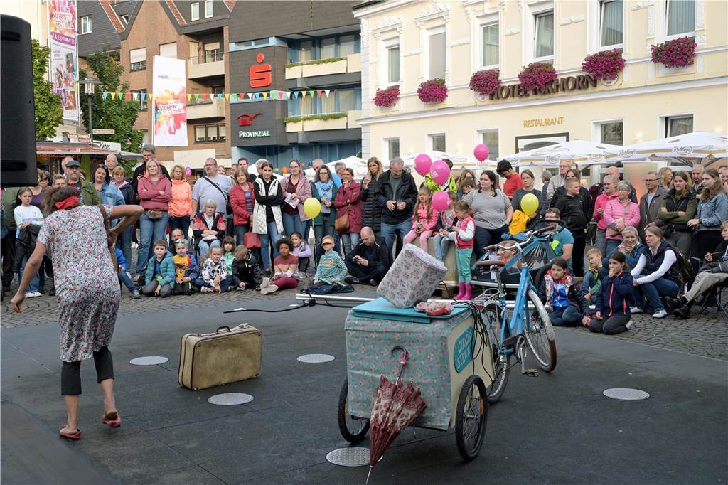 Straßenfestival 2023: Besucher strömen am trockenen Freitagabend in die Innenstadt Eindrücke vom ersten Abend des Straßenfestivals Werne 2023.