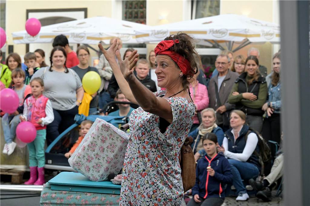 Straßenfestival 2023: Besucher strömen am trockenen Freitagabend in die Innenstadt Eindrücke vom ersten Abend des Straßenfestivals Werne 2023.