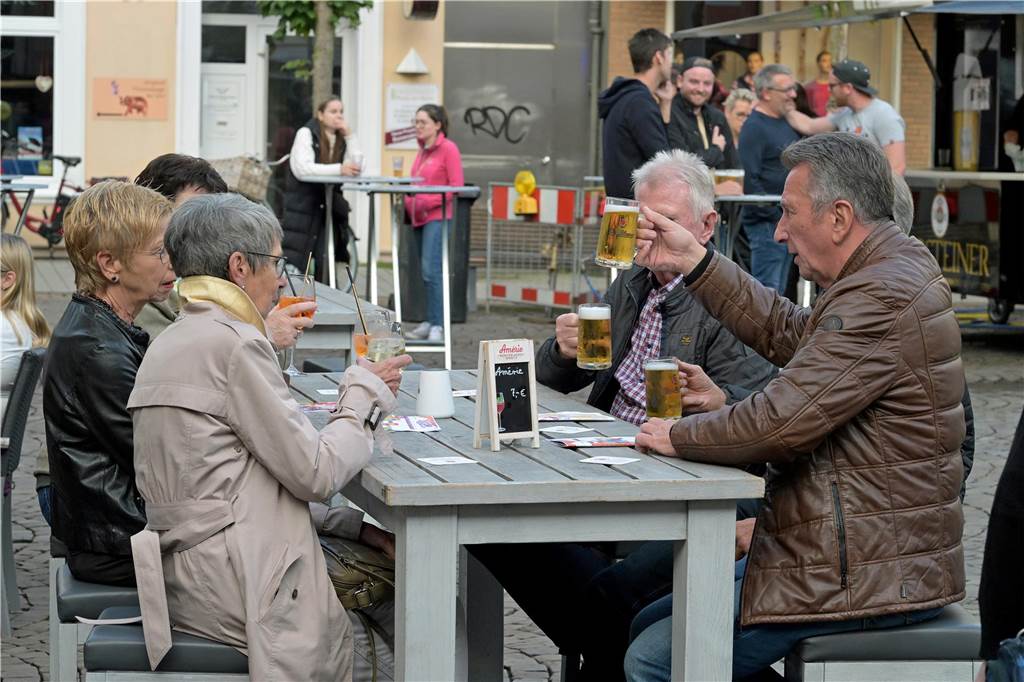 Straßenfestival 2023: Besucher strömen am trockenen Freitagabend in die Innenstadt Eindrücke vom ersten Abend des Straßenfestivals Werne 2023.