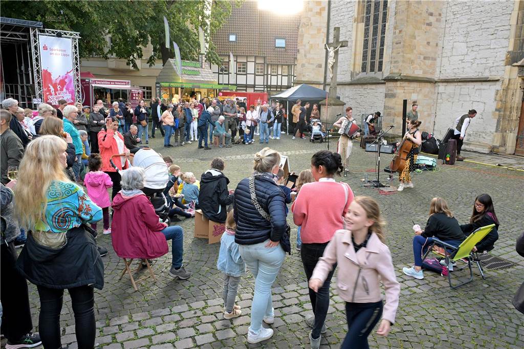 Straßenfestival 2023: Besucher strömen am trockenen Freitagabend in die Innenstadt Eindrücke vom ersten Abend des Straßenfestivals Werne 2023.