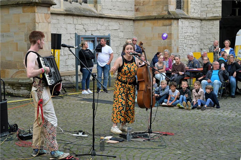 Straßenfestival 2023: Besucher strömen am trockenen Freitagabend in die Innenstadt Eindrücke vom ersten Abend des Straßenfestivals Werne 2023.