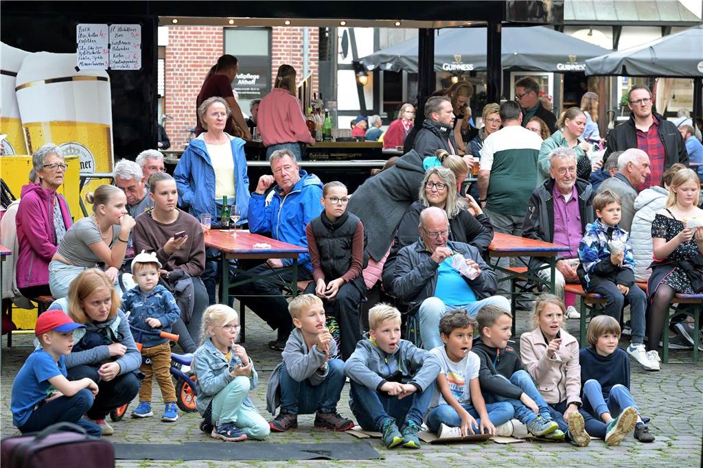 Straßenfestival 2023: Besucher strömen am trockenen Freitagabend in die Innenstadt Eindrücke vom ersten Abend des Straßenfestivals Werne 2023.
