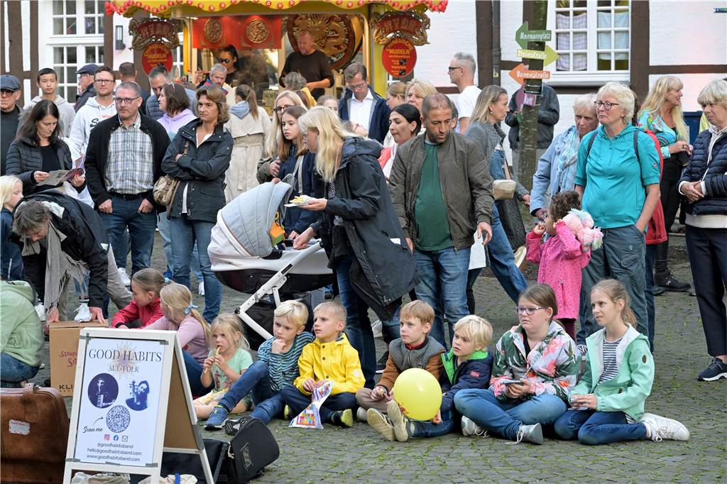 Straßenfestival 2023: Besucher strömen am trockenen Freitagabend in die Innenstadt Eindrücke vom ersten Abend des Straßenfestivals Werne 2023.