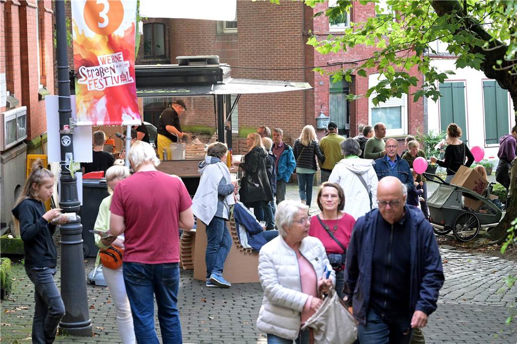 Straßenfestival 2023: Besucher strömen am trockenen Freitagabend in die Innenstadt Eindrücke vom ersten Abend des Straßenfestivals Werne 2023.