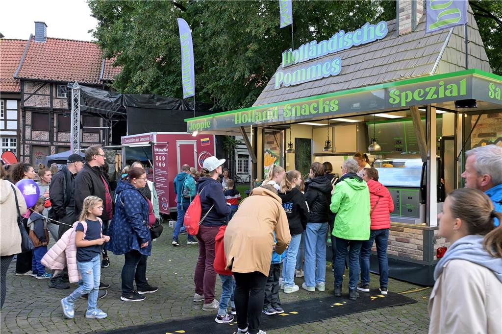 Straßenfestival 2023: Besucher strömen am trockenen Freitagabend in die Innenstadt Eindrücke vom ersten Abend des Straßenfestivals Werne 2023.