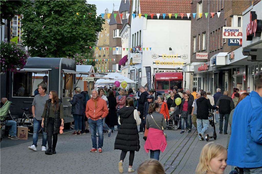 Straßenfestival 2023: Besucher strömen am trockenen Freitagabend in die Innenstadt Eindrücke vom ersten Abend des Straßenfestivals Werne 2023.