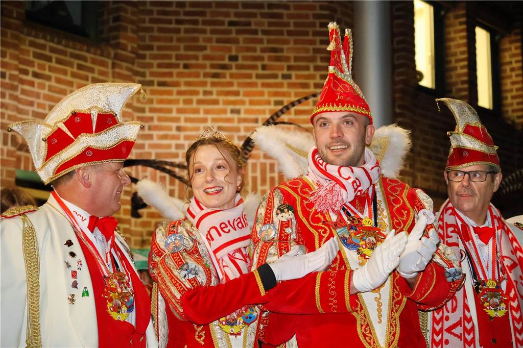 Eindrücke vom Fackelzug der Raesfelder Karnevalisten zum Rathaus und der Schlüsselübergabe