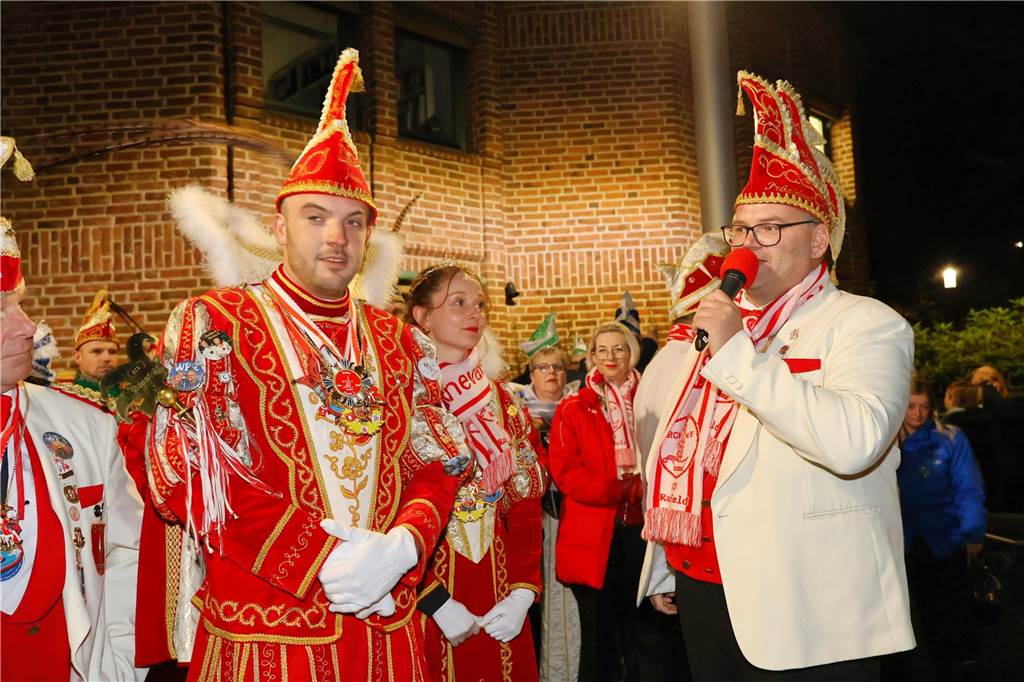 Eindrücke vom Fackelzug der Raesfelder Karnevalisten zum Rathaus und der Schlüsselübergabe