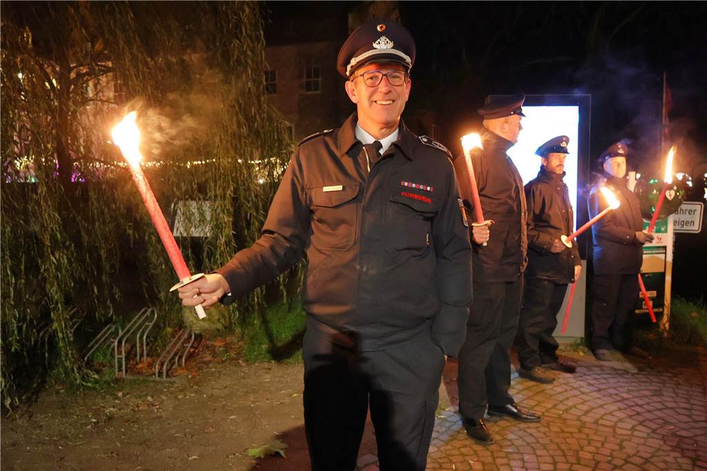 Eindrücke vom Fackelzug der Raesfelder Karnevalisten zum Rathaus und der Schlüsselübergabe
