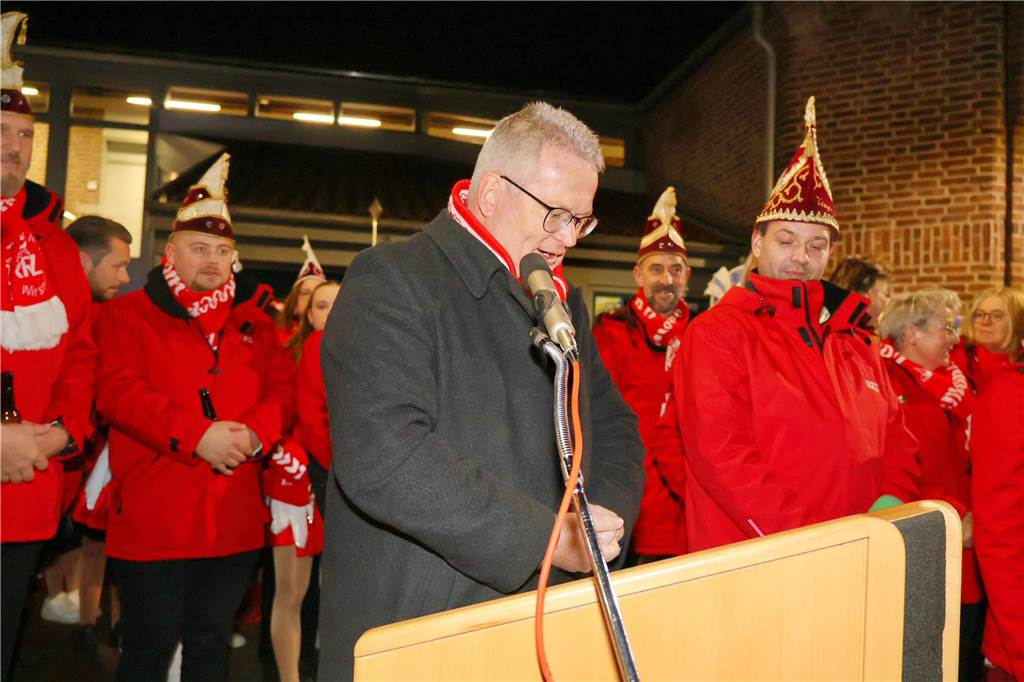 Eindrücke vom Fackelzug der Raesfelder Karnevalisten zum Rathaus und der Schlüsselübergabe