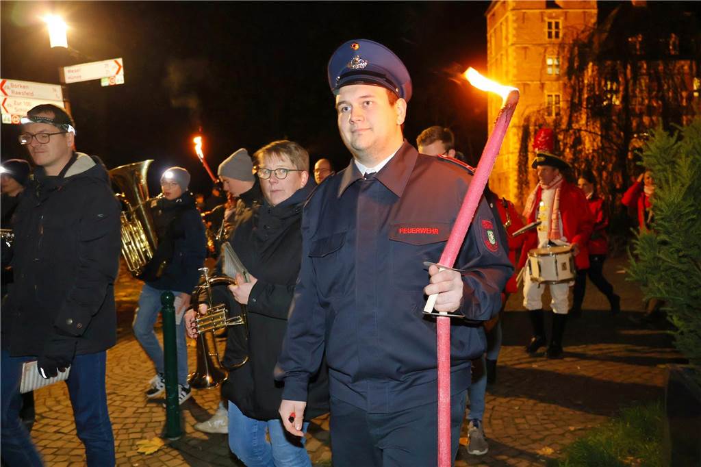 Eindrücke vom Fackelzug der Raesfelder Karnevalisten zum Rathaus und der Schlüsselübergabe