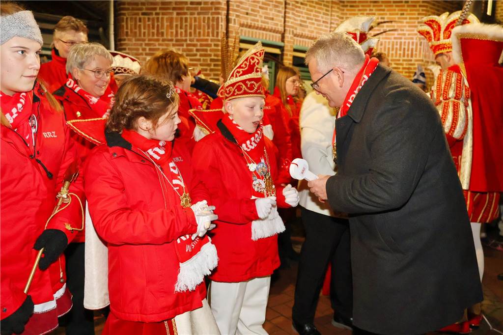 Eindrücke vom Fackelzug der Raesfelder Karnevalisten zum Rathaus und der Schlüsselübergabe