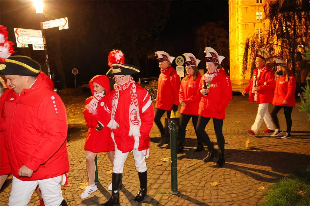 Eindrücke vom Fackelzug der Raesfelder Karnevalisten zum Rathaus und der Schlüsselübergabe