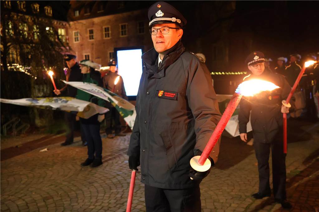 Eindrücke vom Fackelzug der Raesfelder Karnevalisten zum Rathaus und der Schlüsselübergabe