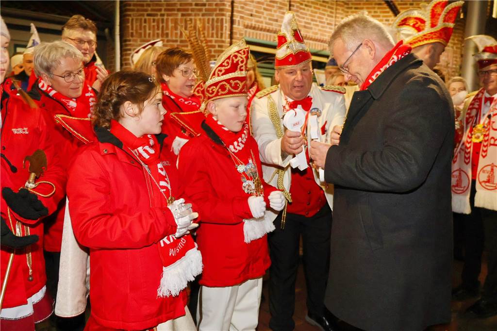 Eindrücke vom Fackelzug der Raesfelder Karnevalisten zum Rathaus und der Schlüsselübergabe