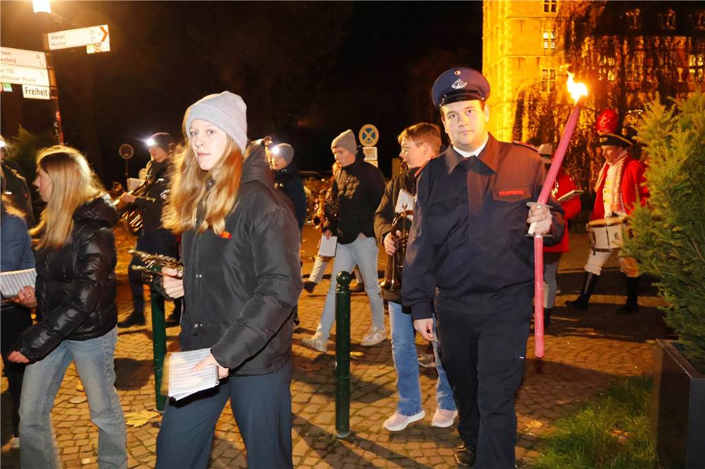 Eindrücke vom Fackelzug der Raesfelder Karnevalisten zum Rathaus und der Schlüsselübergabe