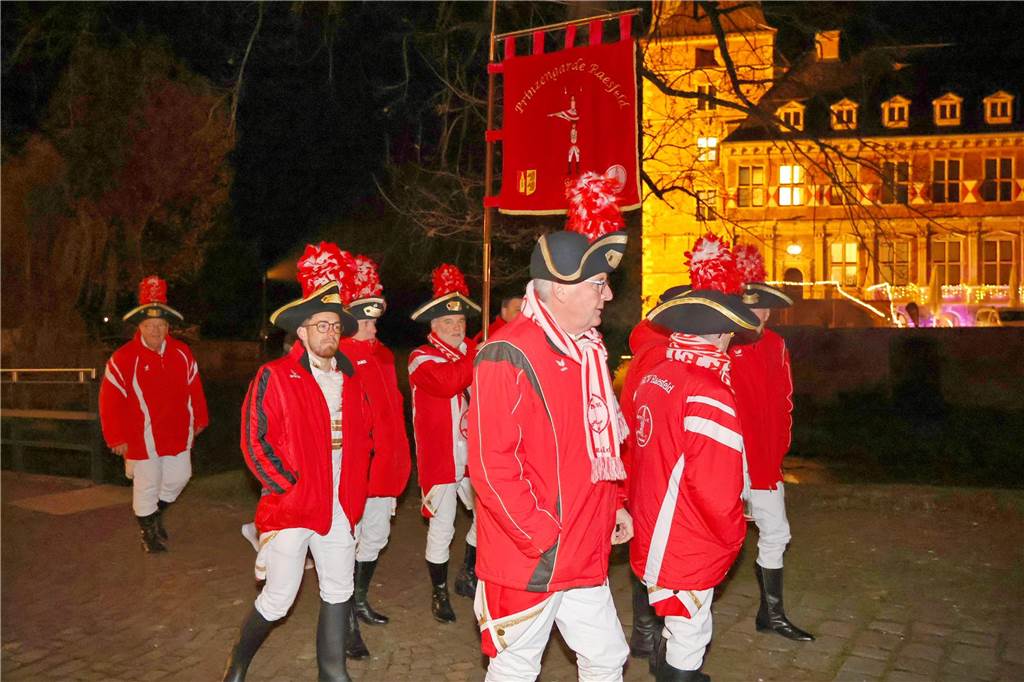Eindrücke vom Fackelzug der Raesfelder Karnevalisten zum Rathaus und der Schlüsselübergabe