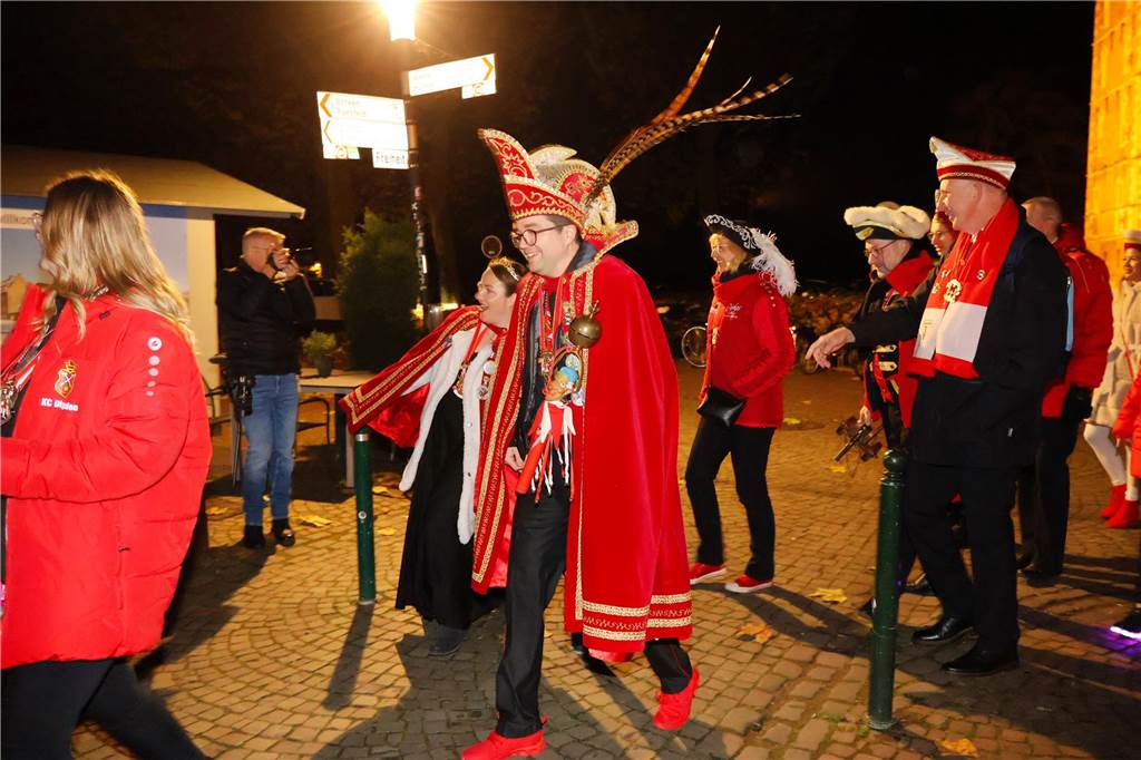 Eindrücke vom Fackelzug der Raesfelder Karnevalisten zum Rathaus und der Schlüsselübergabe
