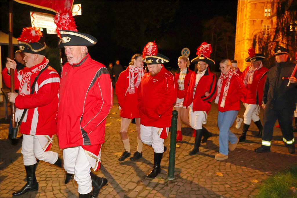 Eindrücke vom Fackelzug der Raesfelder Karnevalisten zum Rathaus und der Schlüsselübergabe