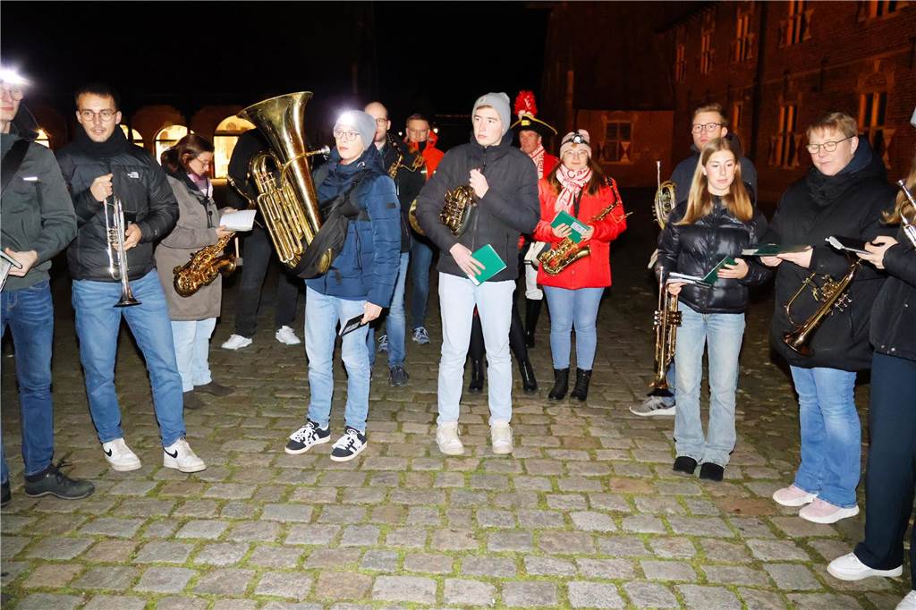 Eindrücke vom Fackelzug der Raesfelder Karnevalisten zum Rathaus und der Schlüsselübergabe