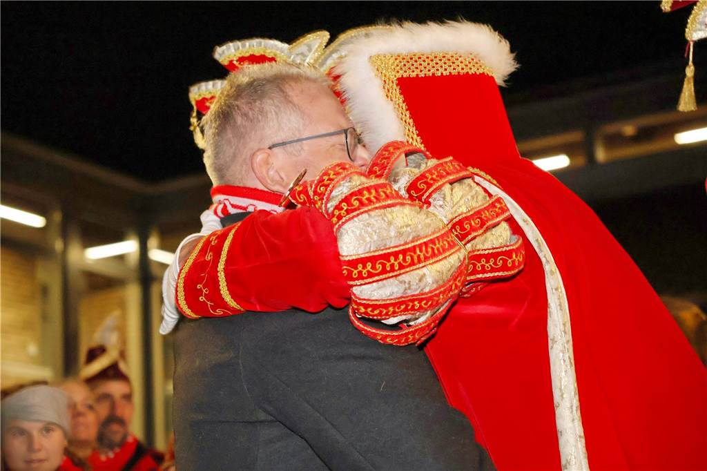 Eindrücke vom Fackelzug der Raesfelder Karnevalisten zum Rathaus und der Schlüsselübergabe
