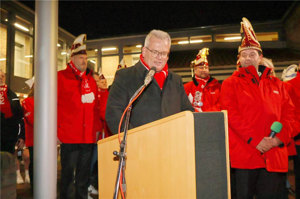 Eindrücke vom Fackelzug der Raesfelder Karnevalisten zum Rathaus und der Schlüsselübergabe
