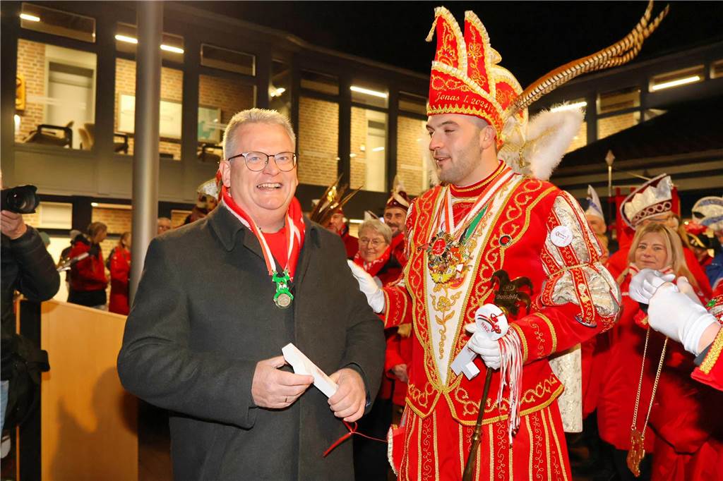 Eindrücke vom Fackelzug der Raesfelder Karnevalisten zum Rathaus und der Schlüsselübergabe