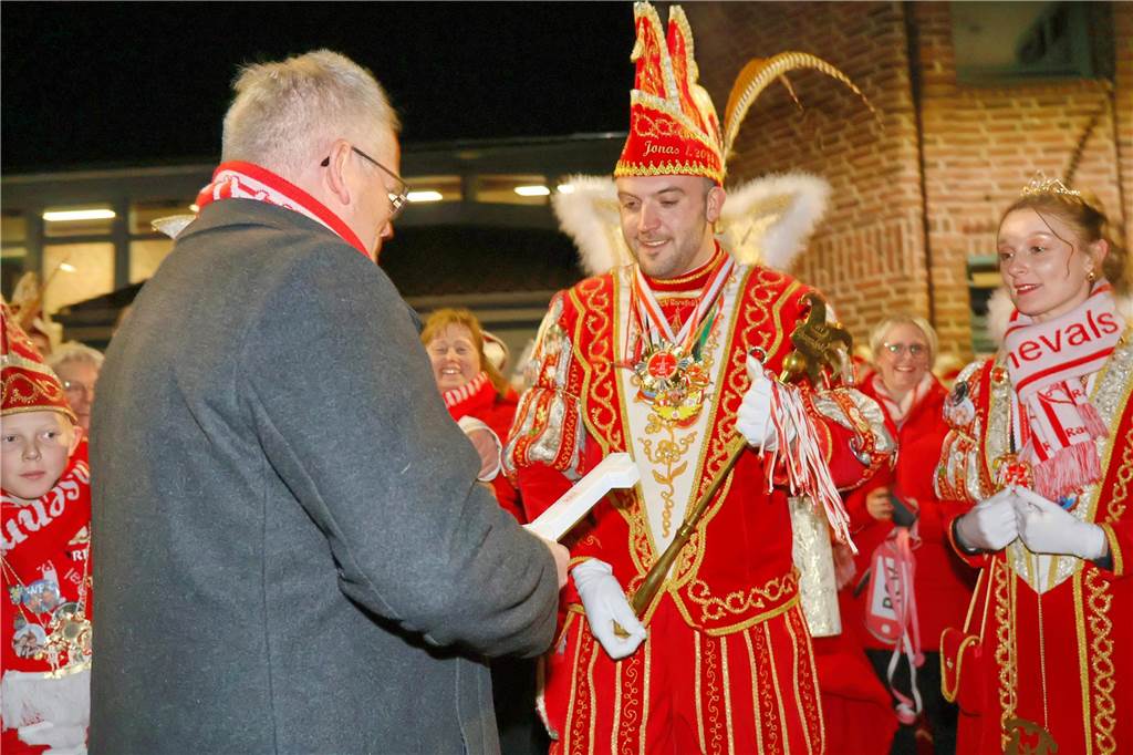 Eindrücke vom Fackelzug der Raesfelder Karnevalisten zum Rathaus und der Schlüsselübergabe
