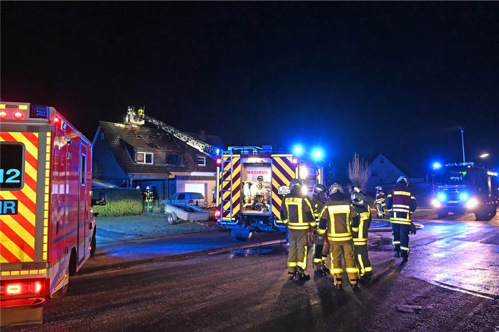 Mann bei nächtlichem Wohnungsbrand in Hervest schwer verletzt Eindrücke vom Feuerwehreinsatz an der Ellerbruchstraße in Dorsten