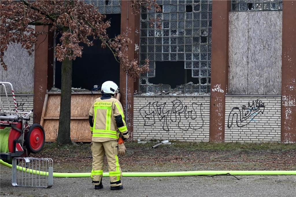 Feuer in ehemaliger Turnhalle: Feuerwehr verschafft sich gewaltsam Zutritt Eindrücke vom Feuerwehreinsatz in der ehemaligen Realschule an der Bismarckstraße in Hervest.