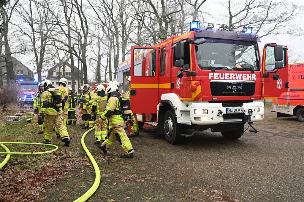 Eindrücke vom Feuerwehreinsatz in der ehemaligen Realschule an der Bismarckstraße in Hervest.