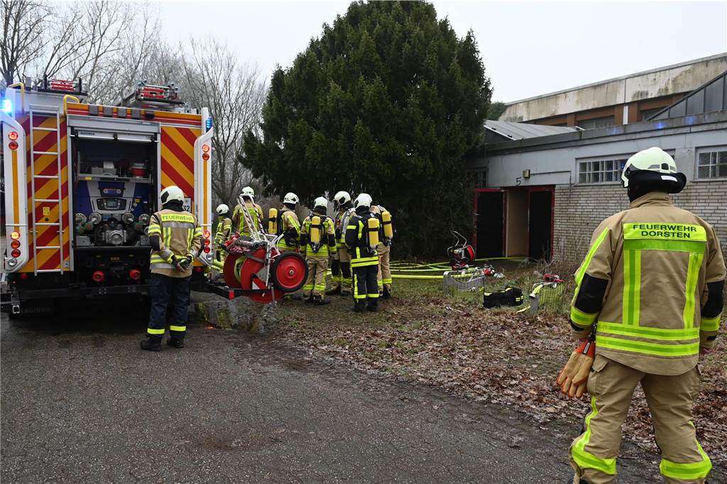 Eindrücke vom Feuerwehreinsatz in der ehemaligen Realschule an der Bismarckstraße in Hervest.