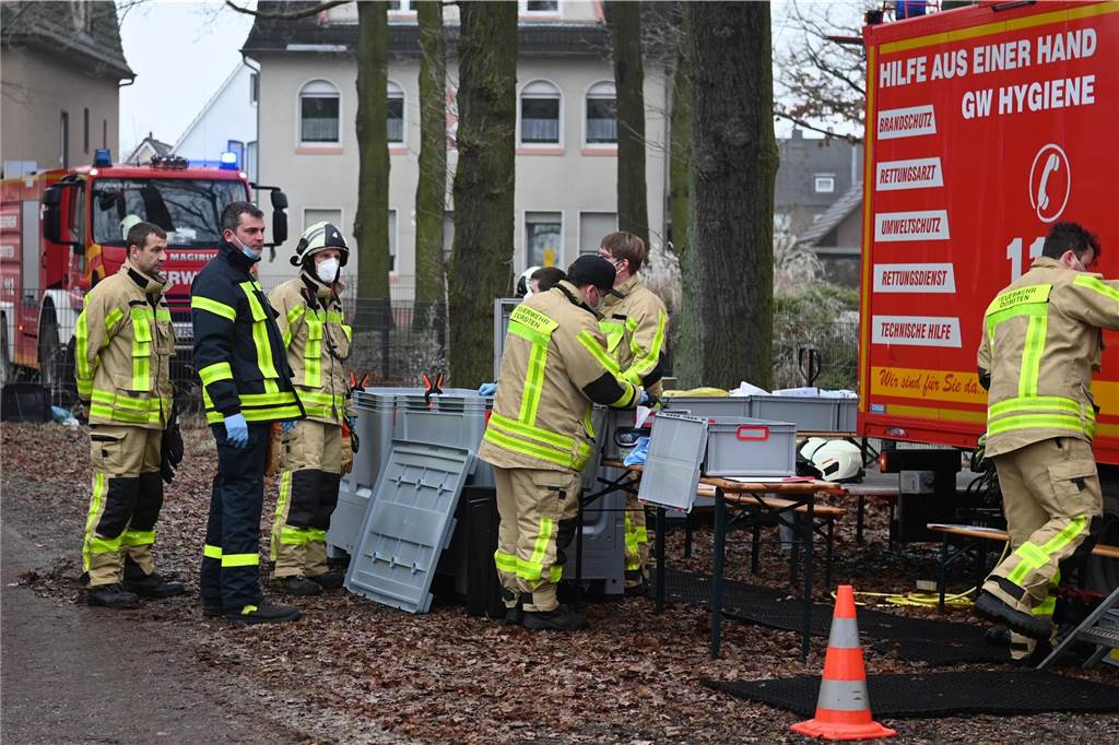 Eindrücke vom Feuerwehreinsatz in der ehemaligen Realschule an der Bismarckstraße in Hervest.