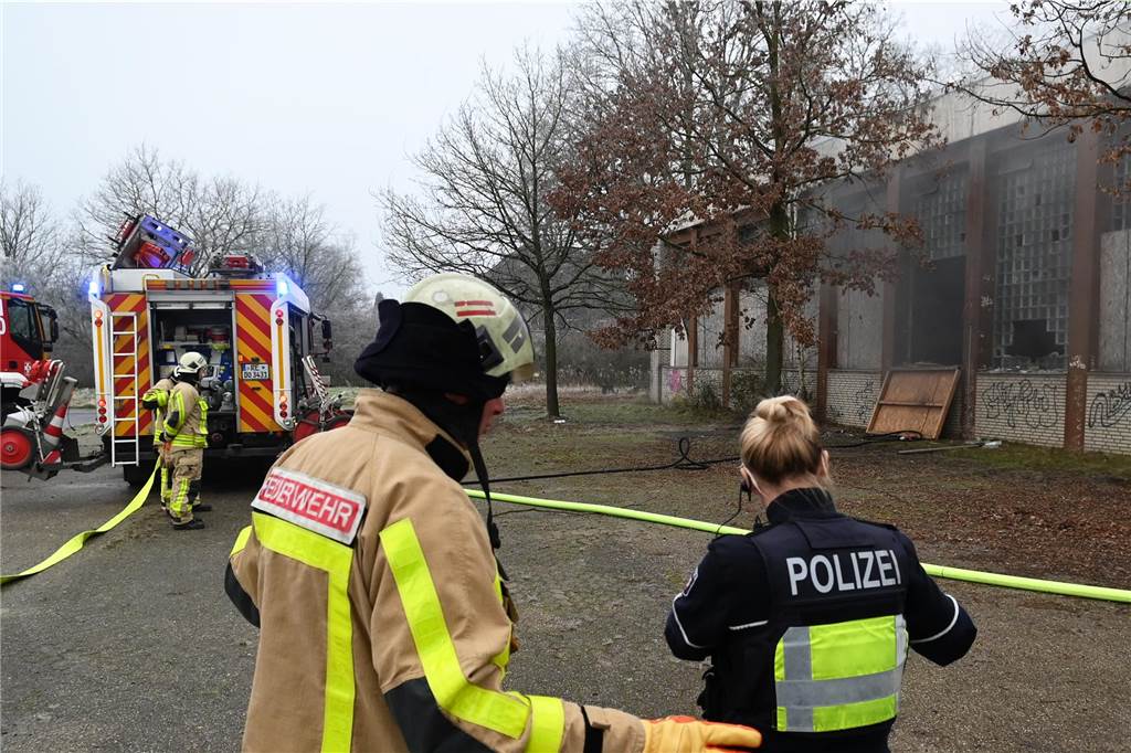 Eindrücke vom Feuerwehreinsatz in der ehemaligen Realschule an der Bismarckstraße in Hervest.