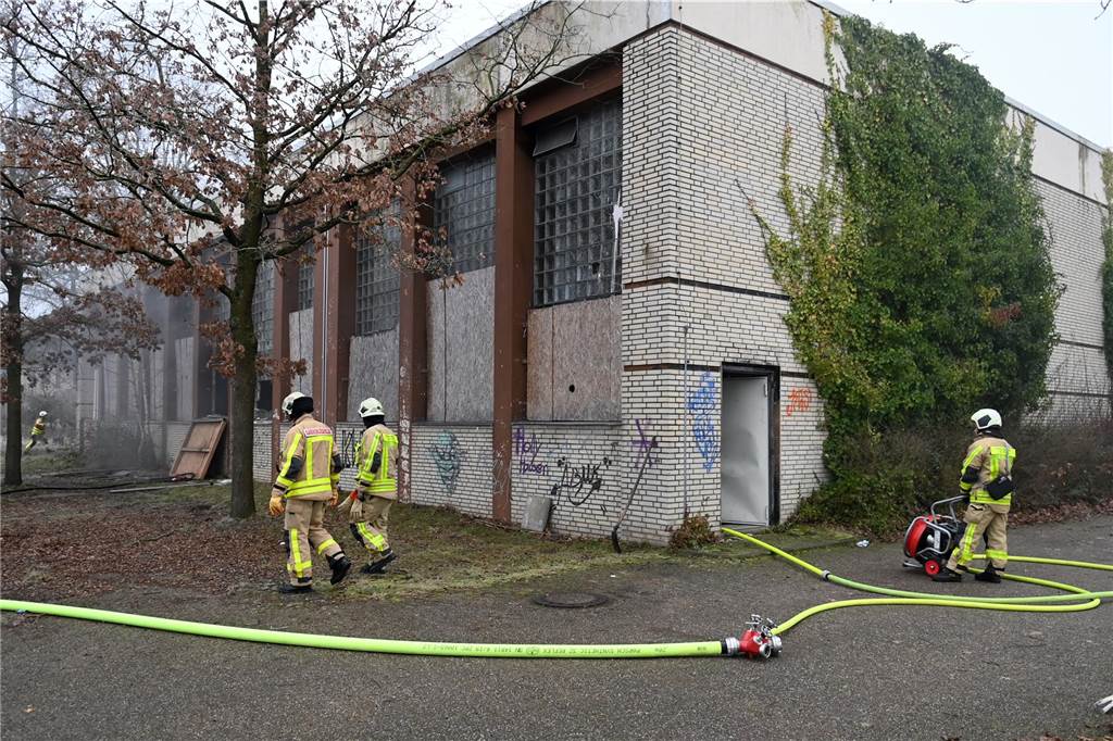 Eindrücke vom Feuerwehreinsatz in der ehemaligen Realschule an der Bismarckstraße in Hervest.