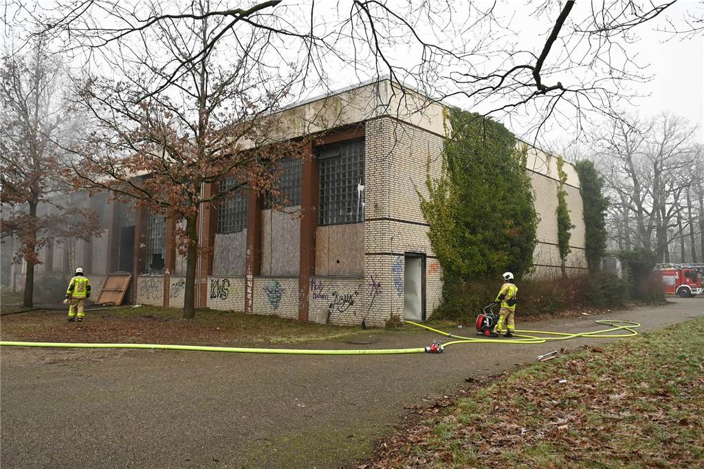 Eindrücke vom Feuerwehreinsatz in der ehemaligen Realschule an der Bismarckstraße in Hervest.
