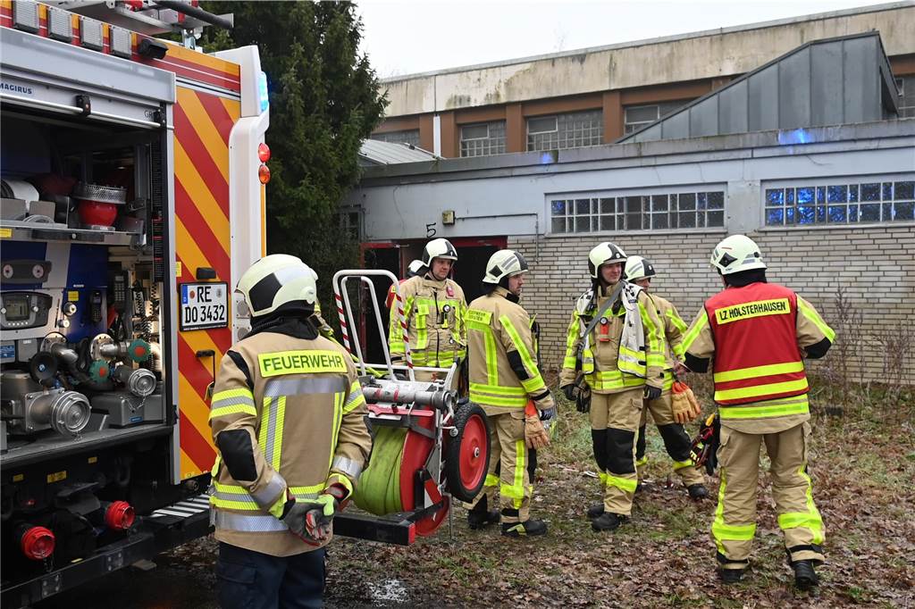 Eindrücke vom Feuerwehreinsatz in der ehemaligen Realschule an der Bismarckstraße in Hervest.