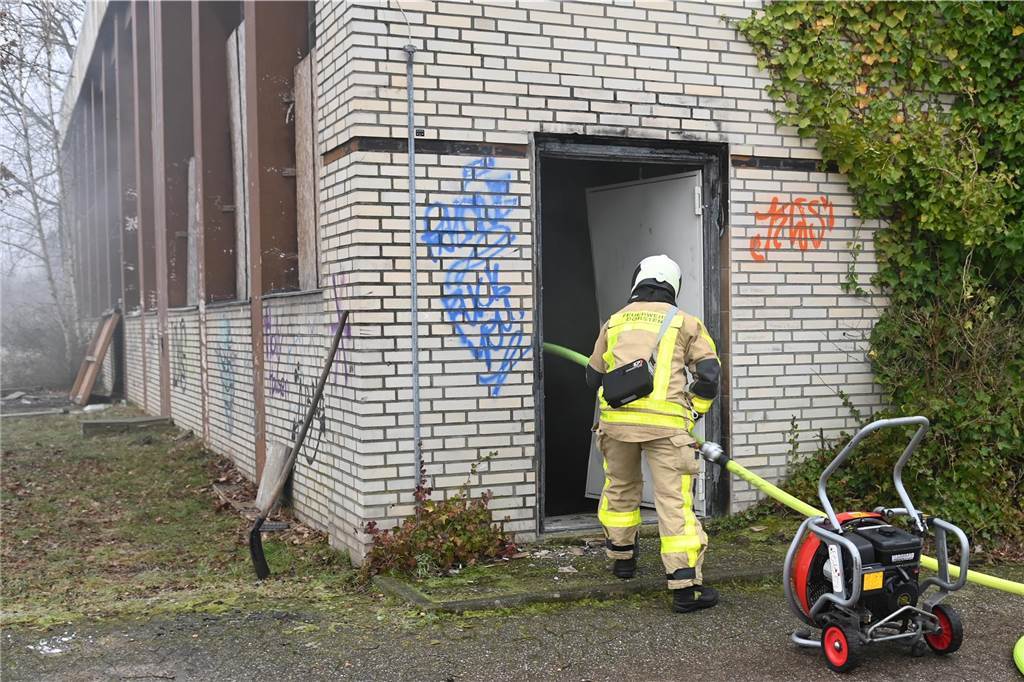 Eindrücke vom Feuerwehreinsatz in der ehemaligen Realschule an der Bismarckstraße in Hervest.
